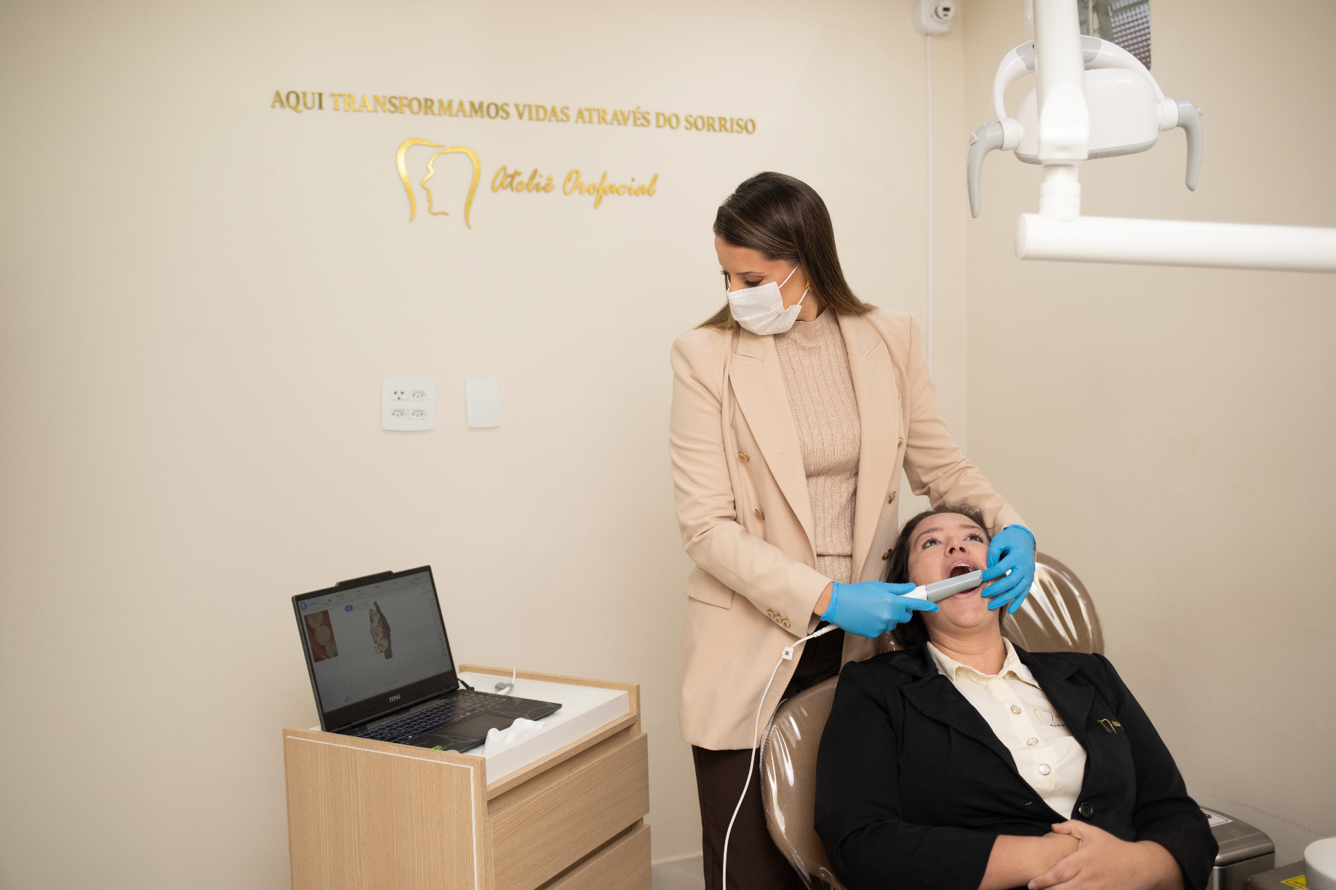 Dra. Daniela realizando escaneamento em paciente
