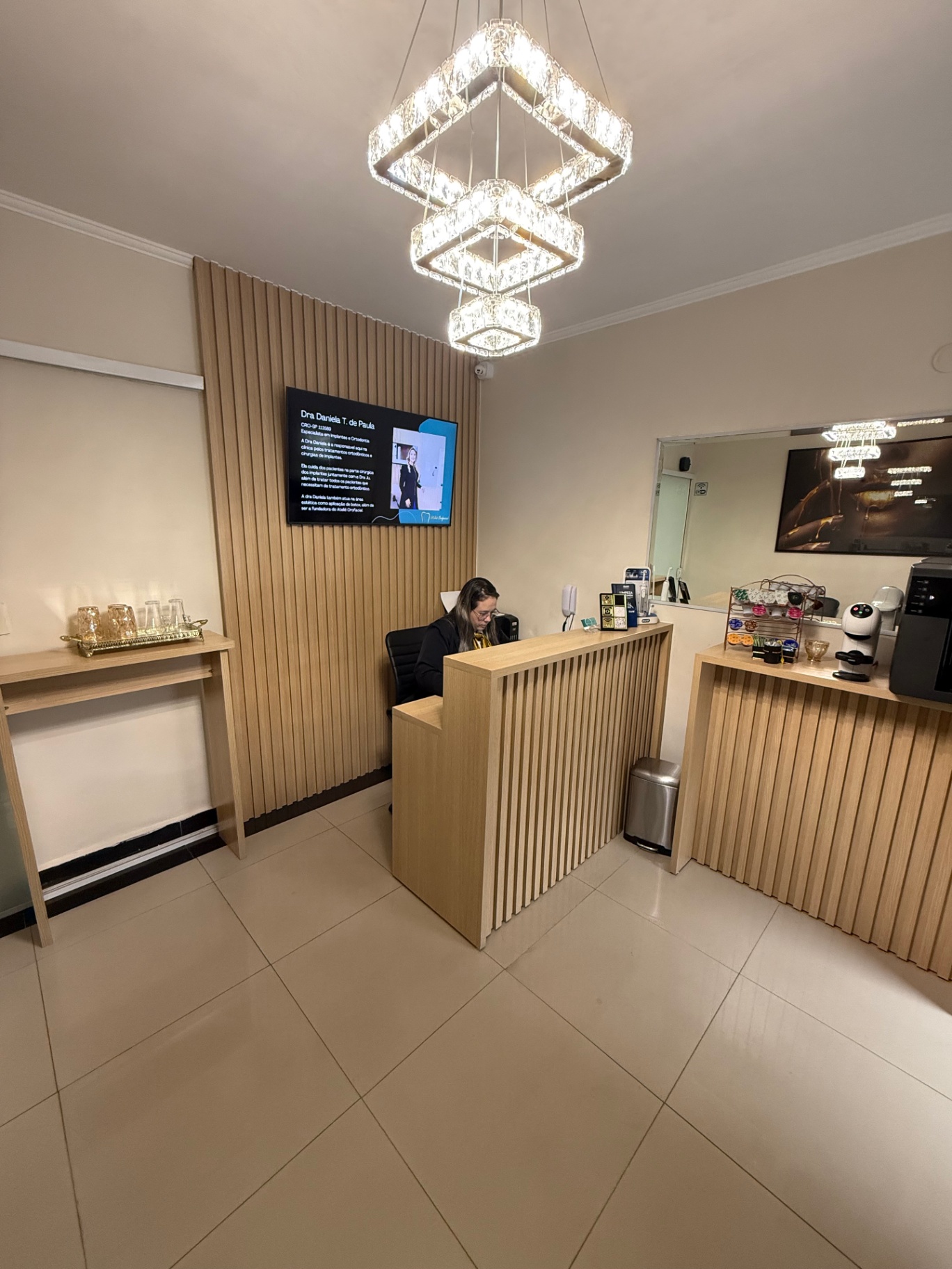 Recepção do Ateliê Orofacial com lustre de cristal