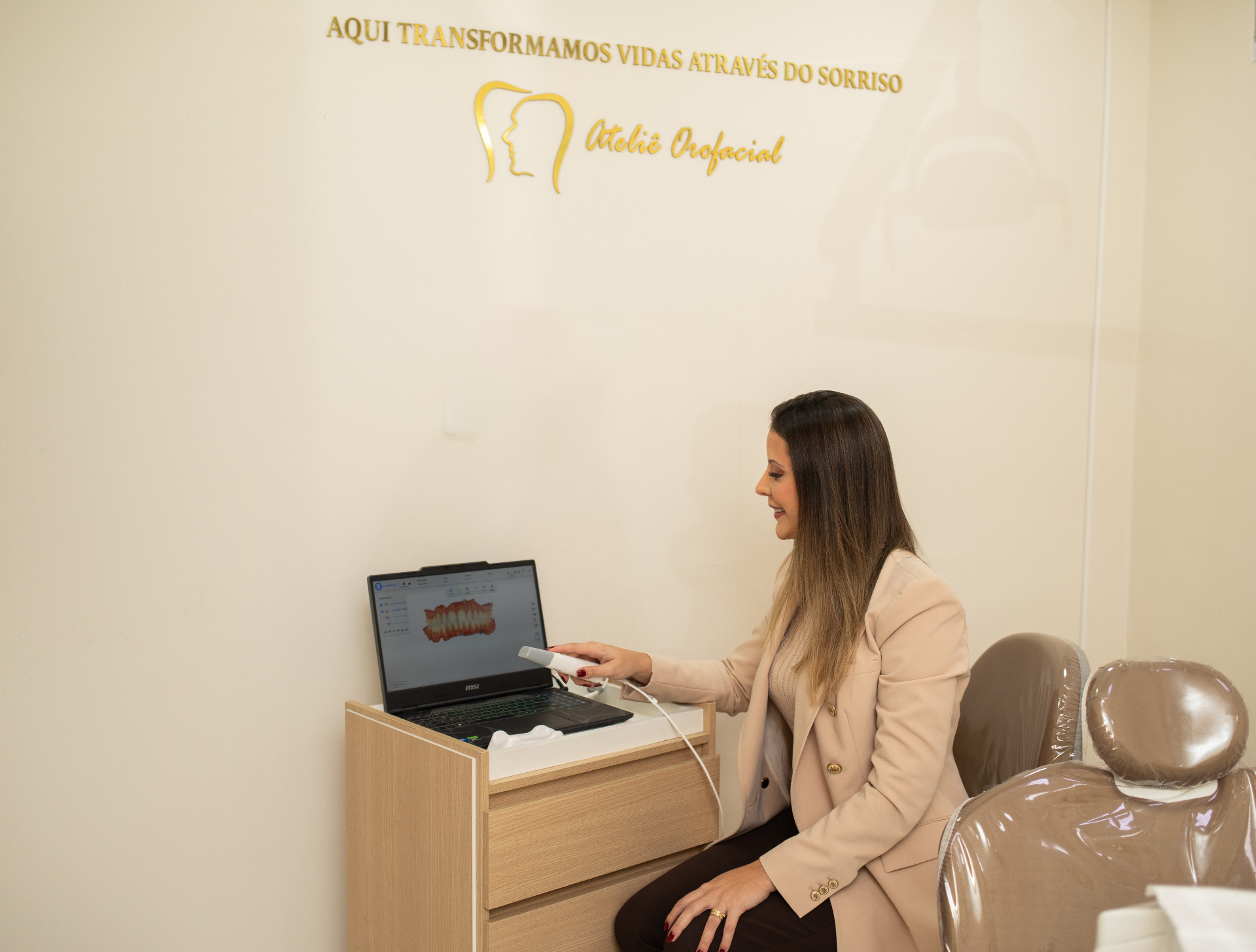 Dra. Daniela com scanner intraoral no consultório